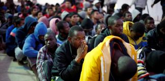 Des migrants sur une base navale à Tripoli, après avoir été secourus en mer par la marine libyenne, le 4 novembre 2017. © REUTERS/Ahmed Jadallah