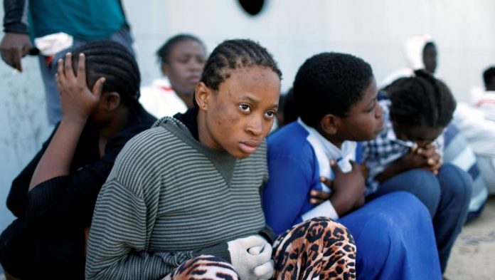 Tripoli: ces femmes candidates au départ vers l'Europe, ont été repêchées par des garde-côte libyens, le 6 novembre 2017 (photo d'illustration). © REUTERS/Ahmed Jadallah