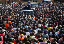Le chef de file de l'opposition, Raila Odinga, s'adressant à ses partisans dans son fief de Kibera, à Nairobi, le 27 octobre 2017 (photo d'illustration). © REUTERS/Stringe