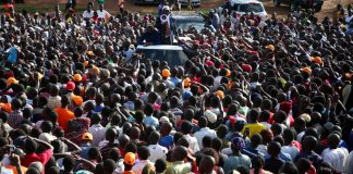 Le chef de file de l'opposition, Raila Odinga, s'adressant à ses partisans dans son fief de Kibera, à Nairobi, le 27 octobre 2017 (photo d'illustration). © REUTERS/Stringe