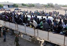 Des migrants interpellés à Sabratha sont transportés dans un centre de détention, le 7 octobre 2017. © REUTERS/Hani Amara