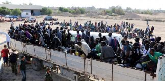 Des migrants interpellés à Sabratha sont transportés dans un centre de détention, le 7 octobre 2017. © REUTERS/Hani Amara