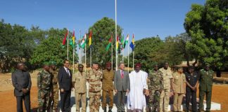 Présentation de l'opération aux autorités civiles et militaires, le 8 novembre au PC de Niamey. © RFI/Olivier Fourt