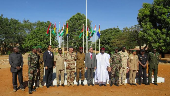 Présentation de l'opération aux autorités civiles et militaires, le 8 novembre au PC de Niamey. © RFI/Olivier Fourt