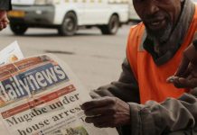 Un vendeur de rue lisant son journal, à Harare, le 16 novembre 2017. © REUTERS/Philimon Bulawayo