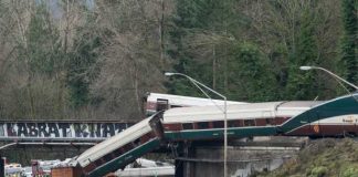 Etats-Unis: un train déraille et atterrit sur l'autoroute