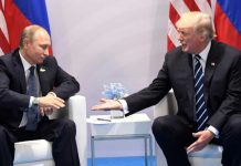 Le président américain Donald Trump tend la main à son homogue russe Vladimir Poutine