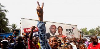 Des supporters de George Weah fêtent l'annonce de son élection à la présidence du Liberia le 28 décembre 2017.