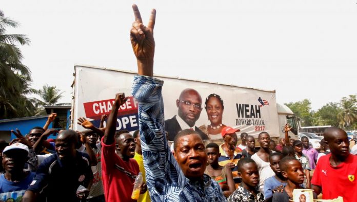 Des supporters de George Weah fêtent l'annonce de son élection à la présidence du Liberia le 28 décembre 2017.