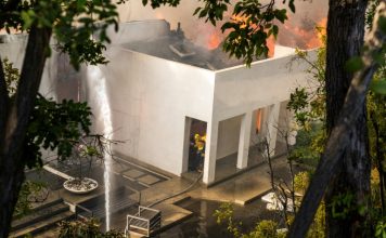 Les pompiers tentent de sauver des flammes des maisons de Los Angeles situées dans la trajectoire du "Skirball Fire", le 6 décembre 2017 / © AFP / Kyle Grillot