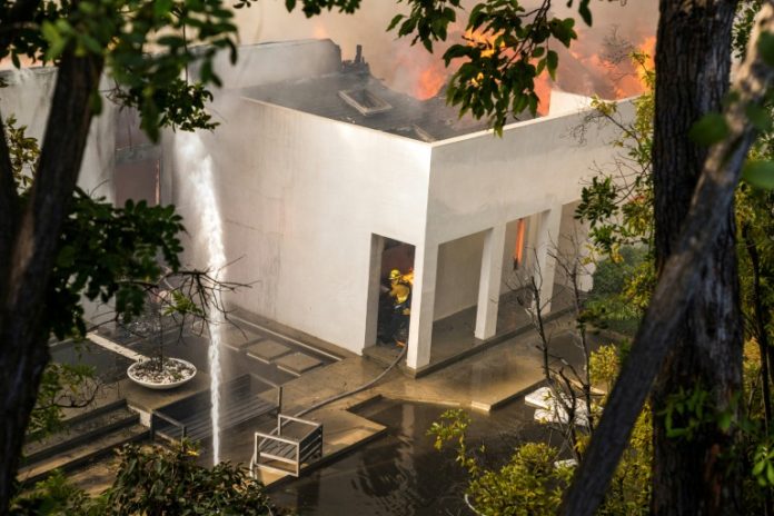 Les pompiers tentent de sauver des flammes des maisons de Los Angeles situées dans la trajectoire du 