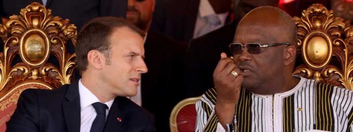 Le président français Emmanuel Macron et son homologue burkinabé Roch Kaboré, à Ouagadougou (Burkina Faso), le 29 novembre 2017. (LUDOVIC MARIN / AFP)