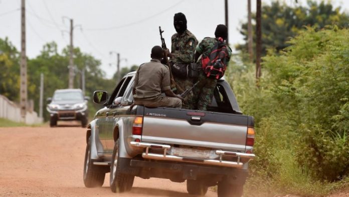 Des soldats ivoiriens mutinés à l'entrée de Bouaké le 14 mai 2017