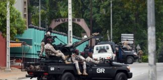 Des soldats ivoiriens patrouillant au quartier général de l'armée à Abidjan le 12 mai 2017.