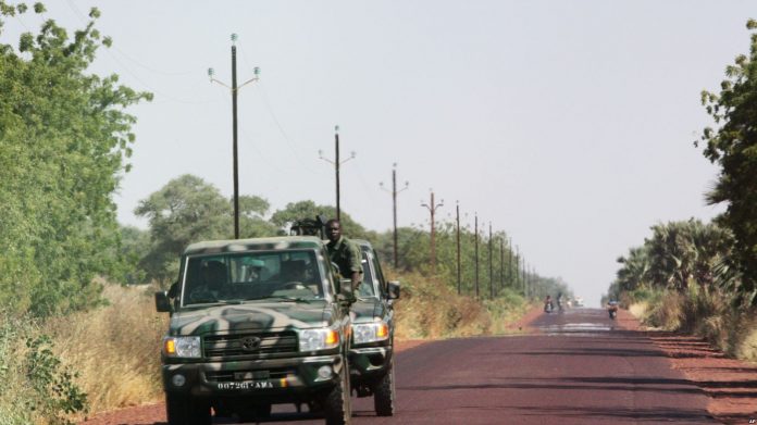 (1/1)Des soldats maliens près de 40 kilomètres de Segou au centre de Mali, le 14 janvier 2013.