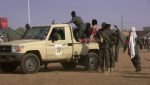 Des soldats se rassemblent près d'un pick-up après l'attaque kamikaze qui a ensanglanté un camp de Gao, au Mali, le 18 janvier 2017