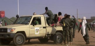 Des soldats se rassemblent près d'un pick-up après l'attaque kamikaze qui a ensanglanté un camp de Gao, au Mali, le 18 janvier 2017