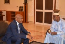 Abdoulaye Idrissa Maiga, premier ministre sortant passe le témoin à Soumeylou Boubeye Maiga, nouveau chef du gouvernement