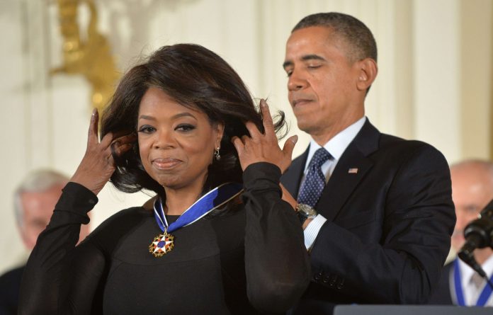 Oprah Winfrey, le 20 novembre 2013, décorée de la médaille présidentielle de la liberté par Barack Obama. — K. DIETSCHEN/NEWSCOM