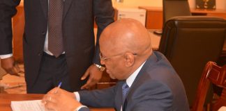 Abdoulaye Idrissa Maiga, premier ministre sortant passe le témoin à Soumeylou Boubeye Maiga, nouveau chef du gouvernement