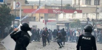 heurts entre des manifestants contre la vie chère et forces de police à Tebourba, ouest de Tunis le 9 janvier 2018 / © AFP / Fethi Belaid