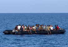 Des migrants attendent d'être secourus par les garde-côtes italiens, à 30 miles marins de la côte libyenne, le 6 août 2017.