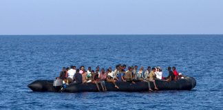 Des migrants attendent d'être secourus par les garde-côtes italiens, à 30 miles marins de la côte libyenne, le 6 août 2017.