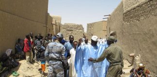 Des militaires maliens contrôlent des habitants de la ville de Tombouctou, avril 2014.