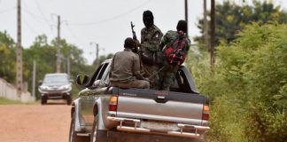 Des soldats ivoiriens à l'entrée de Bouaké le 14 mai 2017.