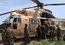 Des soldats maliens embarquent dans un hélico de l'armée de l'air du Mali à Léré, dans le centre du pays (photo d'illustration). © Anthony Fouchard/RFI