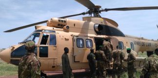 Des soldats maliens embarquent dans un hélico de l'armée de l'air du Mali à Léré, dans le centre du pays (photo d'illustration). © Anthony Fouchard/RFI