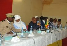 Le Premier ministre avec les militaires du Camp Hamadoun Barry dit Balobo Maïga lors de la conférence des cadres au gouvernorat de Mopti