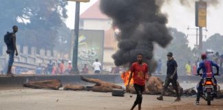 Des barricades et des pneus qui brûlent sur une grande artère de Conakry, le 6 février 2018.