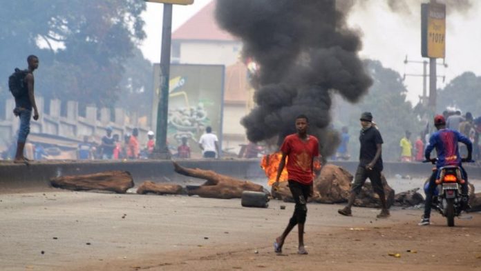 Des barricades et des pneus qui brûlent sur une grande artère de Conakry, le 6 février 2018.