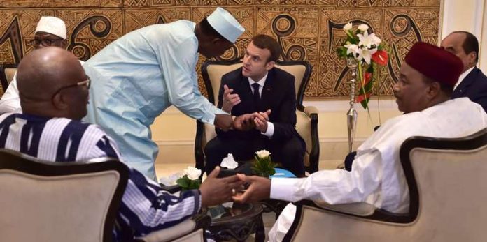 Le président français, Emmanuel Macron, avec ses homologues malien, burkinabé, tchadien, nigérien et mauritanien, lors du sommet du G5 Sahel, à Bamako, le 2 juillet