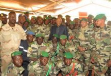 Le Premier ministre avec les militaires du Camp Hamadoun Barry dit Balobo Maïga lors de la conférence des cadres au gouvernorat de Mopti