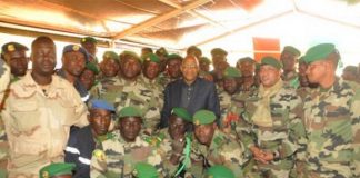 Le Premier ministre avec les militaires du Camp Hamadoun Barry dit Balobo Maïga lors de la conférence des cadres au gouvernorat de Mopti