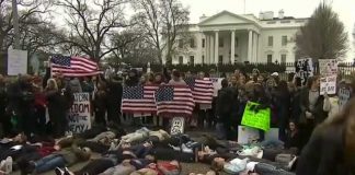 Des étudiants s'allongent devant la Maison Blanche pour symboliser les victimes des tueries de masse