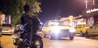 Une femme dans une rue de Bamako.