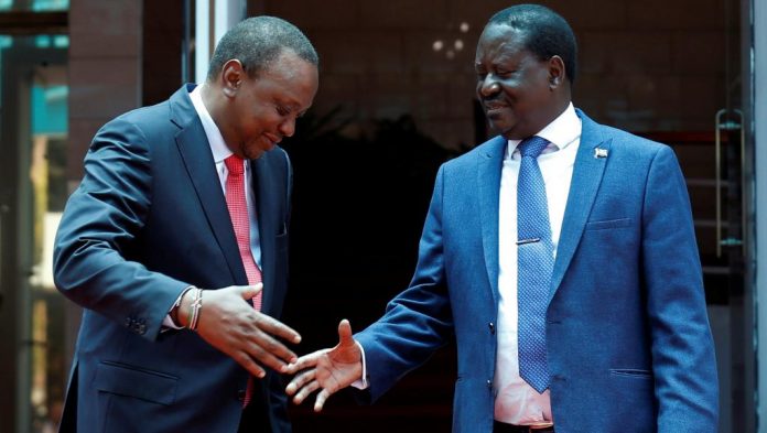 Le président kényan Uhuru Kenyatta (à g.) serre la main de son opposant Raïla Odinga