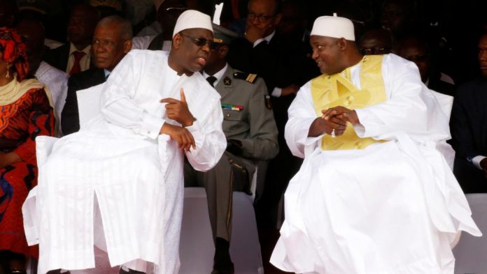 Macky Sall (g) et Adama Barrow (d) au Stade de l'Indépendance de Bakau