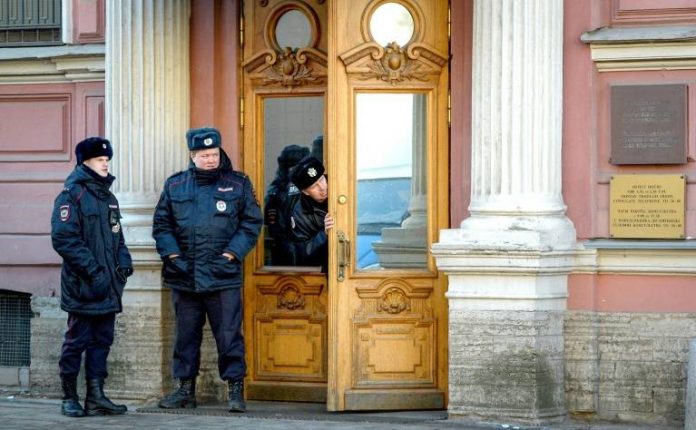 La police russe garde le consulat américain à Saint-Pétersbourg