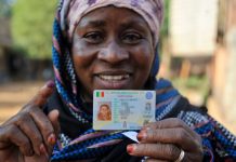 Une électrice malienne tient sa carte biométrique