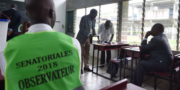 Dans un bureau de vote à Cocody, en Côte d’Ivoire, le 24 mars 2018. CRÉDITS : SIA KAMBOU / AFP