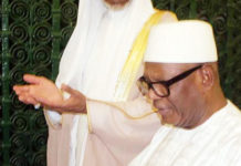 Le président IBK prie pour le Mali à la Mecque