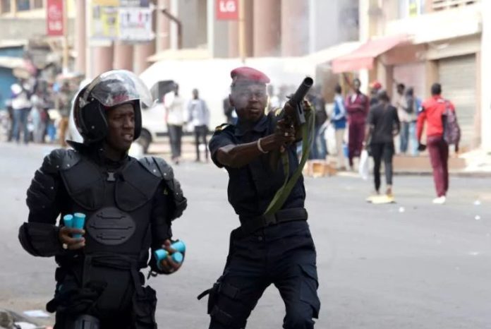 Des policiers sénégalais tirent des gaz lacrymogènes