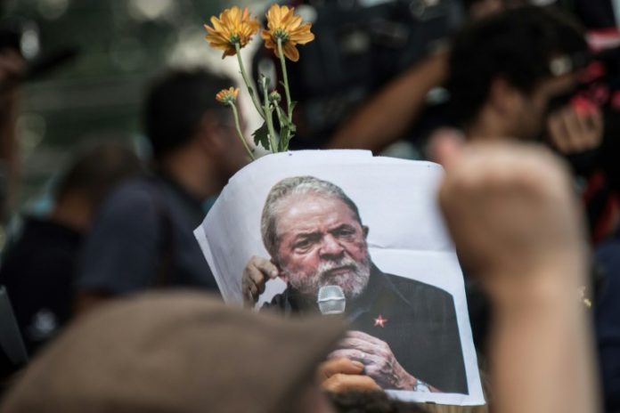 Un partisan de Lula arbore une photo de l'ex-président le 7 avril 2018