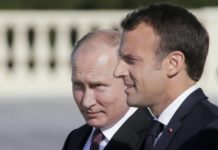 Les présidents russe Vladimir Poutine (g) et français Emmanuel Macron