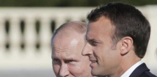 Les présidents russe Vladimir Poutine (g) et français Emmanuel Macron