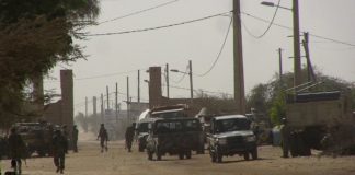 Des militaires maliens à l'entrée de Tombouctou, le 5 février 2016